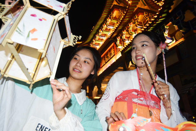 嘉禾：逛游园  赏明月