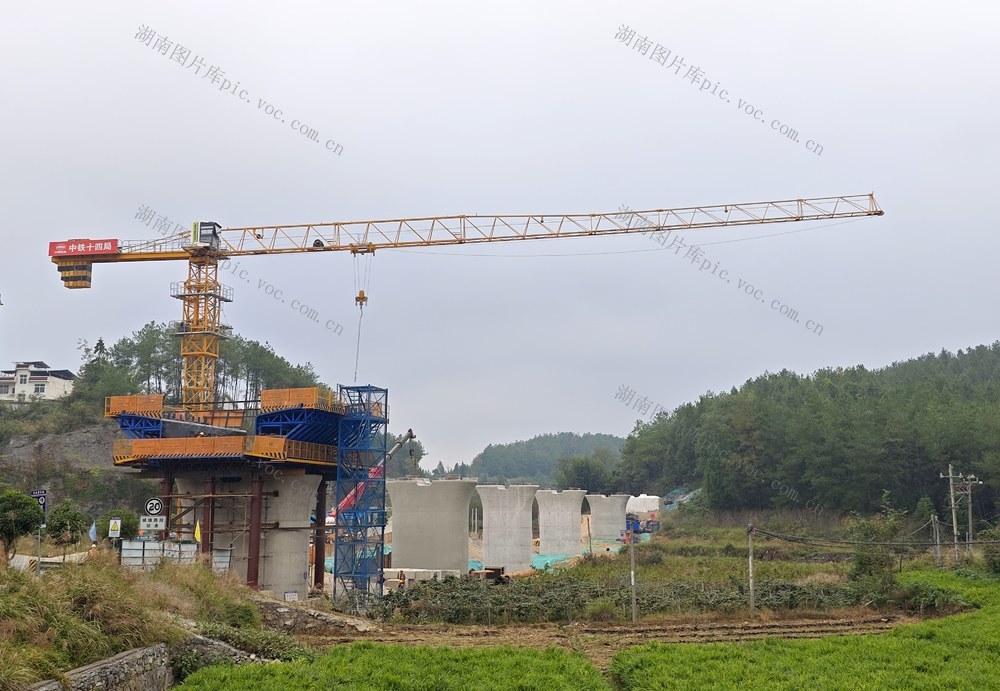 铜吉高铁  凤凰  阿拉营  新寨 工程机械 
 有序运转  施工人 推进建设 贵州铜仁 湖南吉首  
