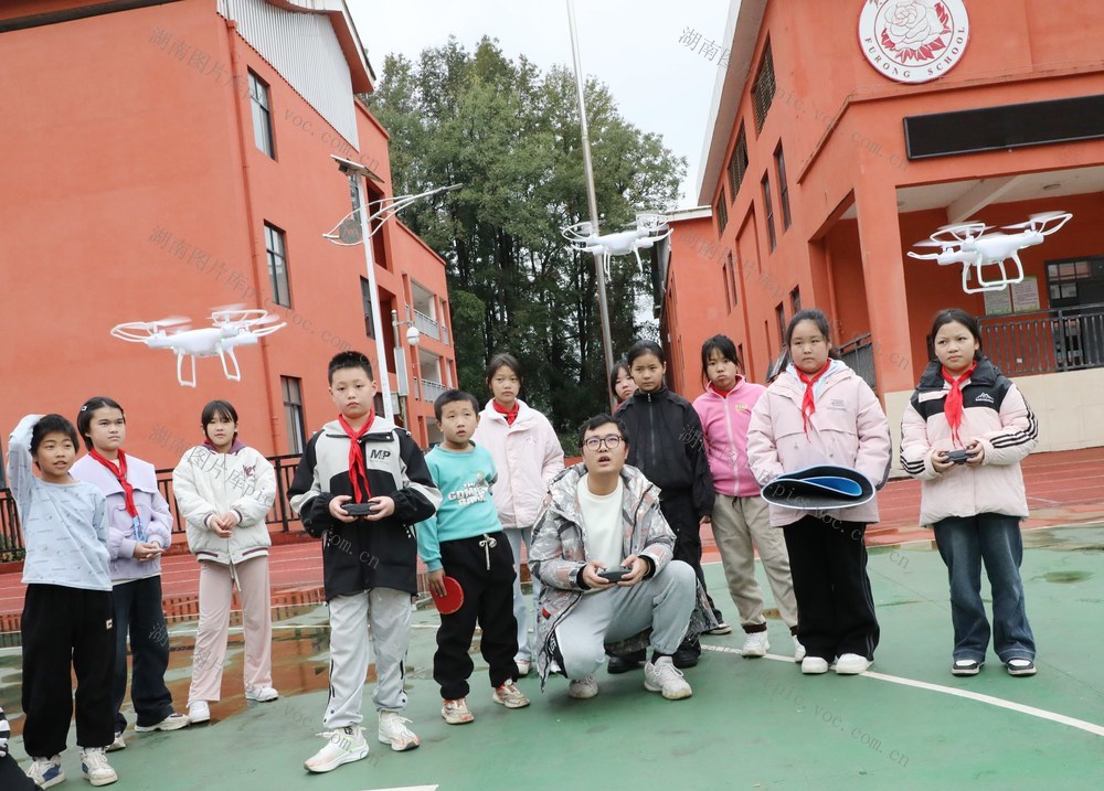    无人机飞进课堂     点燃学生科技梦
