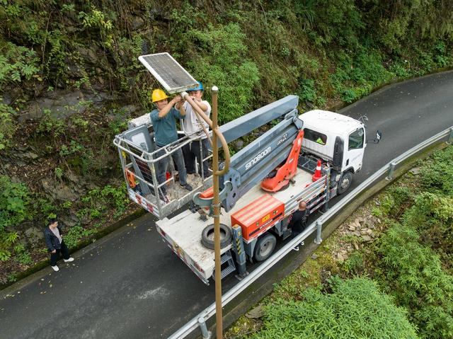 路灯 驻村工作队 乡村振兴