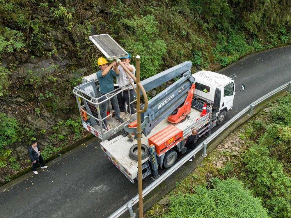 路灯 驻村工作队 乡村振兴