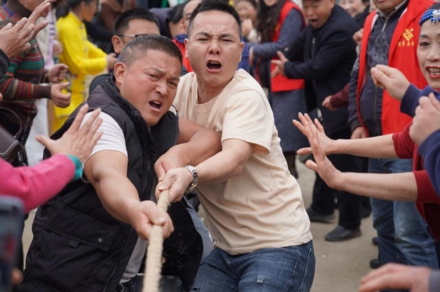 文体“联姻”  闹火山村 （图）

11月11日，湖南省隆回县老干部大学师生来到北山镇建塘村，与该村开展文体联谊活动。现场气氛热烈，文艺汇演、拔河比赛，喝彩声、加油声，闹火山村。