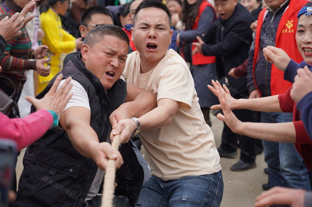 文体“联姻”  闹火山村 （图）

11月11日，湖南省隆回县老干部大学师生来到北山镇建塘村，与该村开展文体联谊活动。现场气氛热烈，文艺汇演、拔河比赛，喝彩声、加油声，闹火山村。