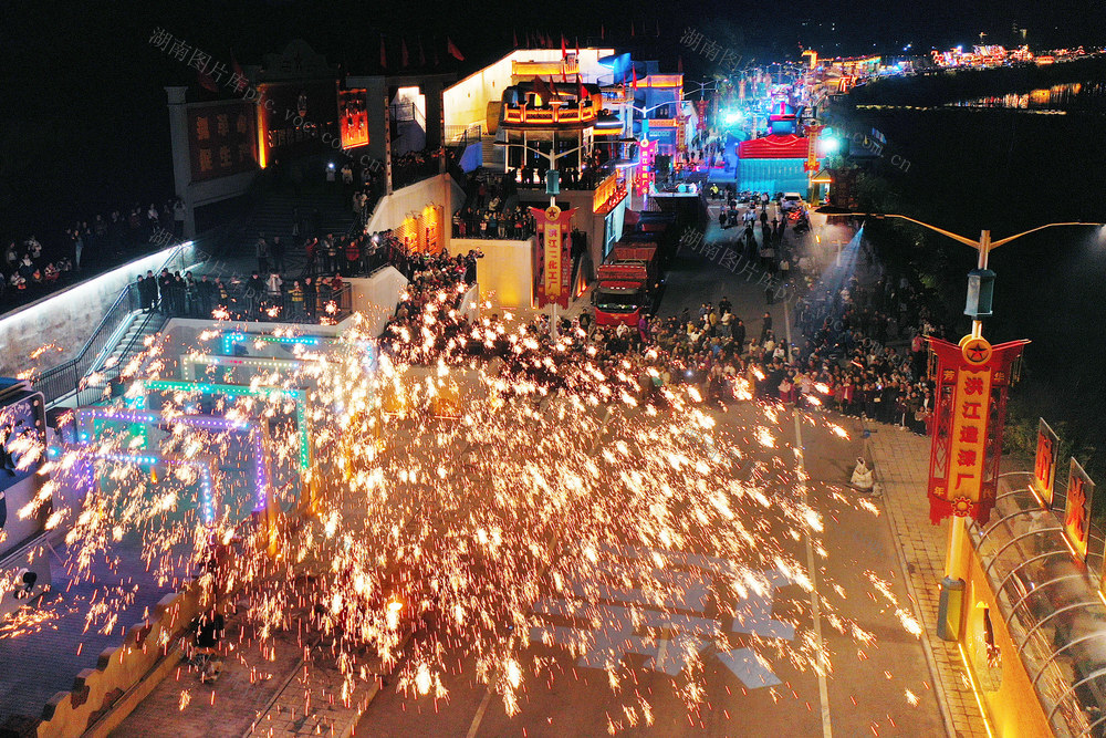 芳华年代 非遗 打铁花 英歌舞