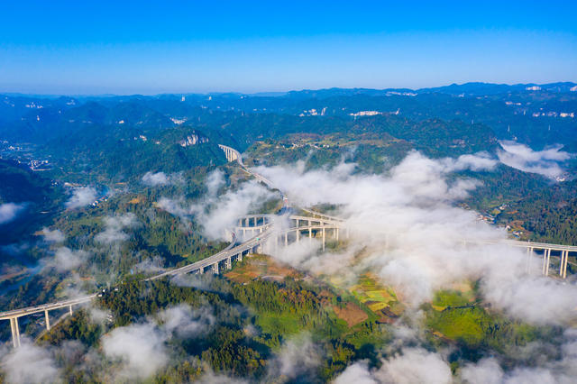 生态  云海  山川   丛林   高速  村庄  湘西
