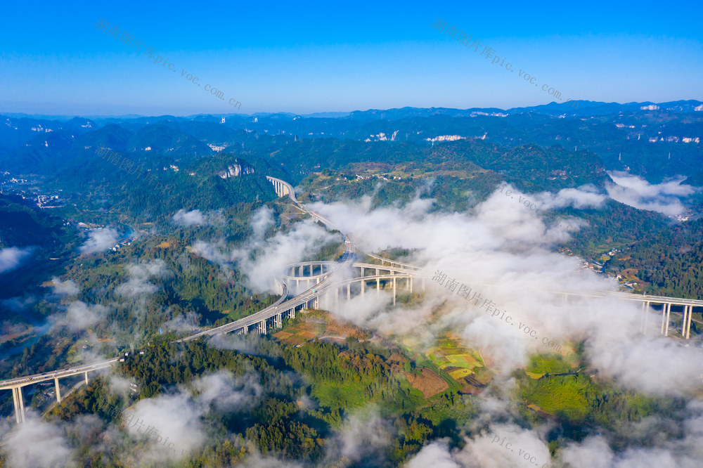 生态  云海  山川   丛林   高速  村庄  湘西