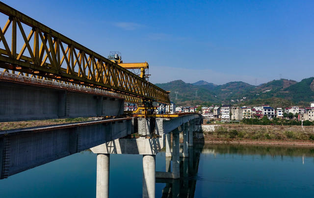兰里大桥施工正酣