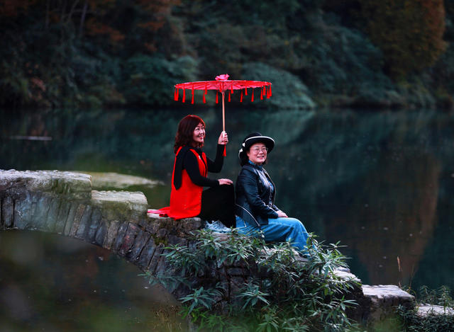 初冬的景色吸引游人