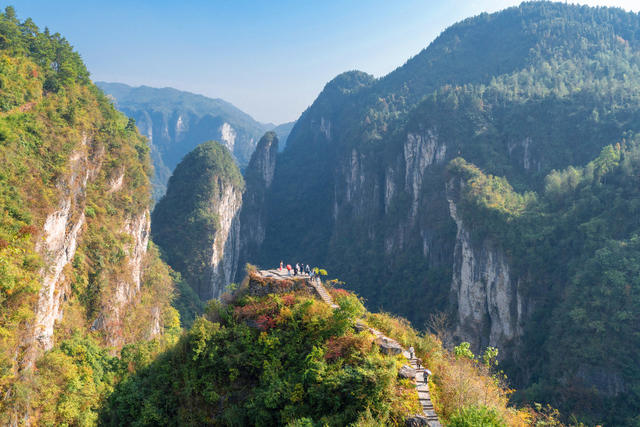 矮寨奇观景区    问天台景区   众多游客赏景