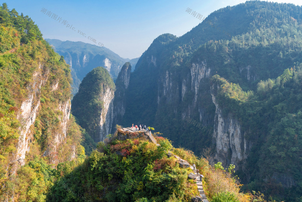 矮寨奇观景区    问天台景区   众多游客赏景