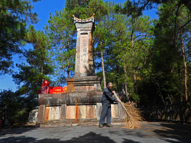 英雄 纪念 红色 教育 村民 打扫 保护 环境 