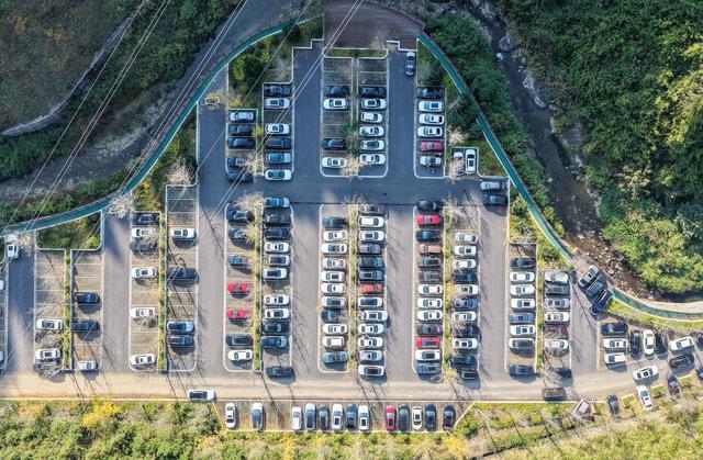 湖南双牌：停车场车辆爆满