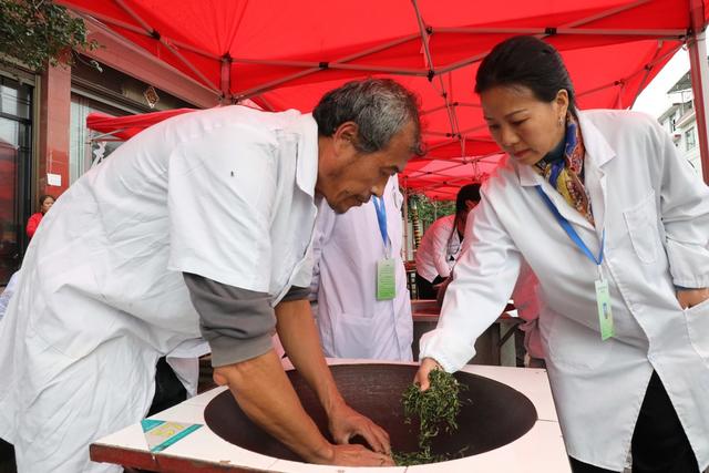 家门口学制茶促增收