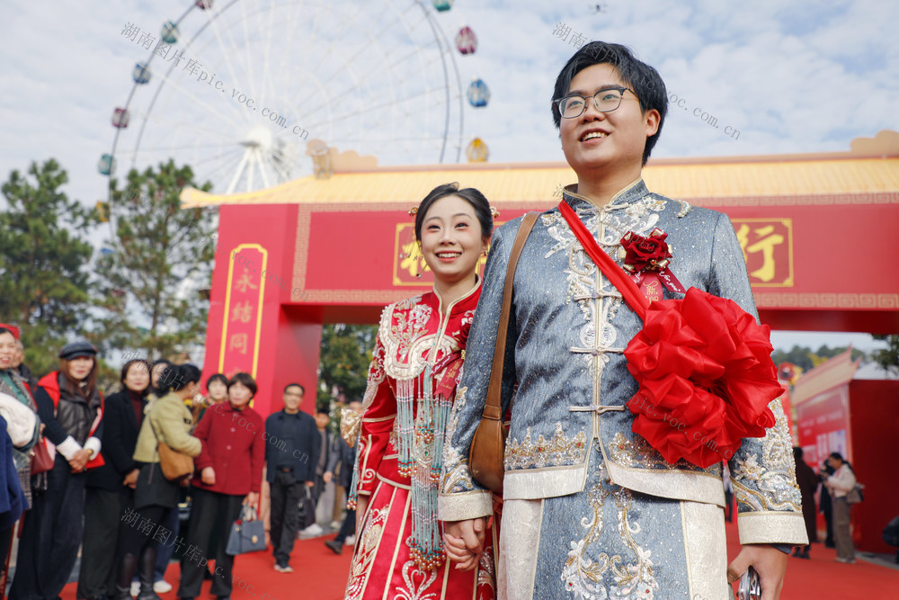 湖南永州新田为36对新人办集体婚礼践行文明婚俗