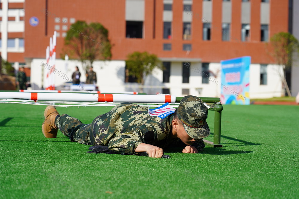 第二届全国少年军校国防科技体育大赛在隆回举行（图）

11月21日，第二届全国少年军校国防科技体育大赛在湖南省隆回县骅星职中举行，来自内蒙古、黑龙江、浙江、广东、四川、湖南等省市49个少年军校代表队631人参赛。比赛项目有无人主战坦克越障竞技、障碍背枪蛇形跑、手榴弹投掷、打靶等。