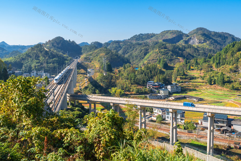 初冬时节   层林浸染  车在画中行