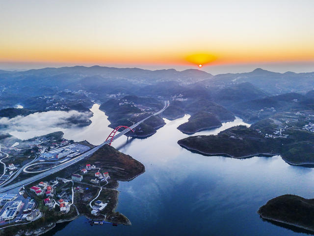 水库 生态美 朝霞 初冬
