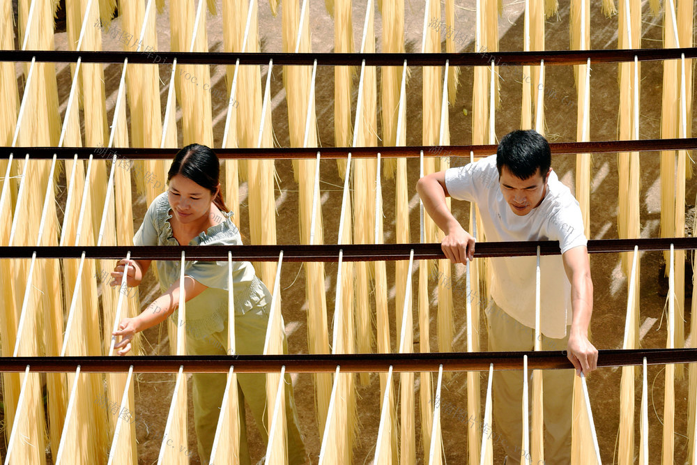 蓝山：小面条 大市场