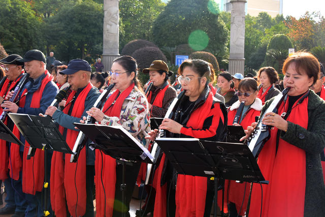 怀化  银发老人 电吹管 “快闪” 香洲广场