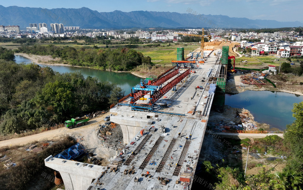 架桥 筑桥 民生 工程 交通 施工 建设 工地 工人 桥 平溪江 生活 生产 经济