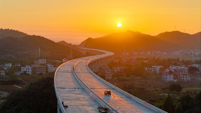 高速  日出  壮美  如画