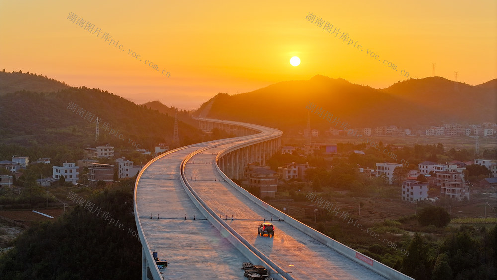 高速  日出  壮美  如画
