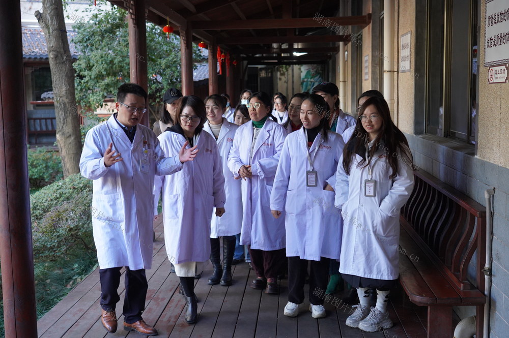 隆回320名心理健康教师“充电”忙（图）

11月28日，湖南省隆回县心理健康教师在精神专科医院见习。连日来，该县先后组织320名中小学心理健康教师深入精神专科医院见习。通过理论与实践相结合的方式，培训一周，全面提升心理健康教师对青少年精神心理问题的识别能力、干预能力和转介意识，构建科学规范的校园心理危机干预体系。