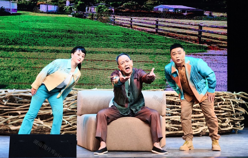 新化 娄底市地域文化传承研究中心 新化县梅山文化非遗保护传承中心 花鼓戏 送戏下乡 新化剧院 鸡缘巧合 打铜锣