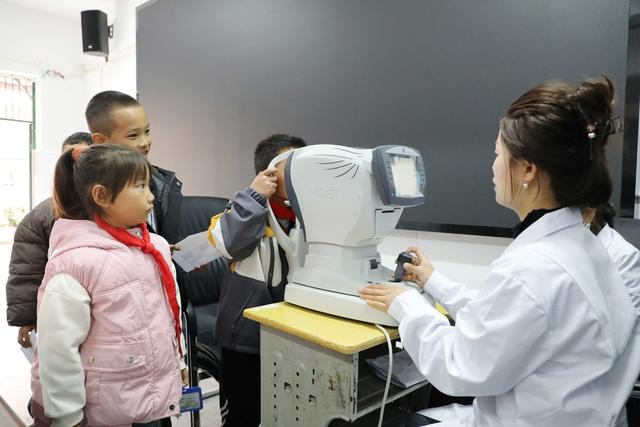 视力检查进校园     关爱学生眼健康