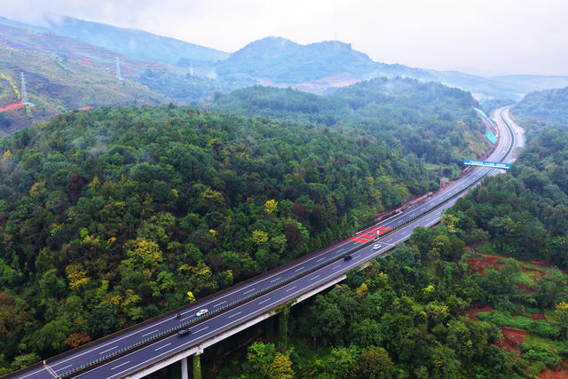 蓝山：交通路网助发展