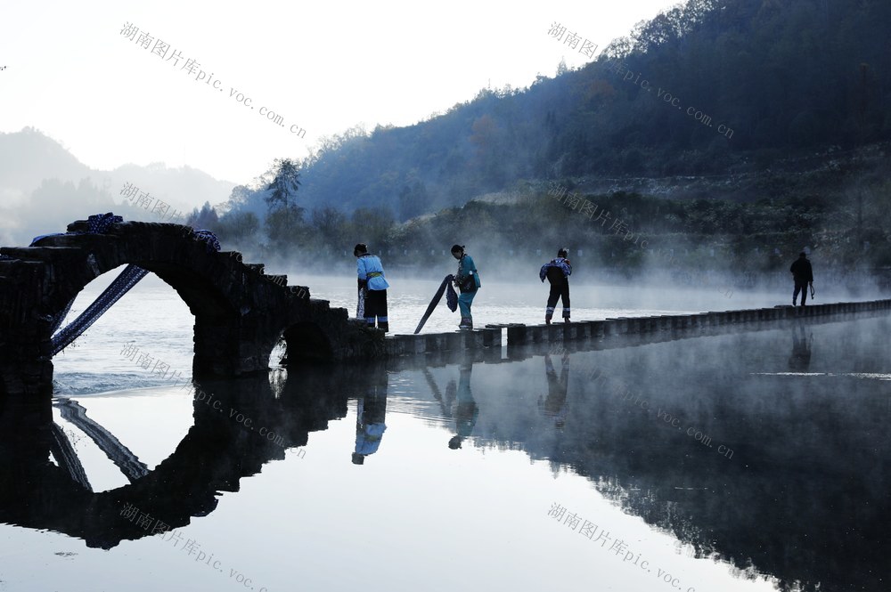 凤凰 长潭岗  晨雾  青山 水杉 碧水 石桥 风景如画  游客 打卡