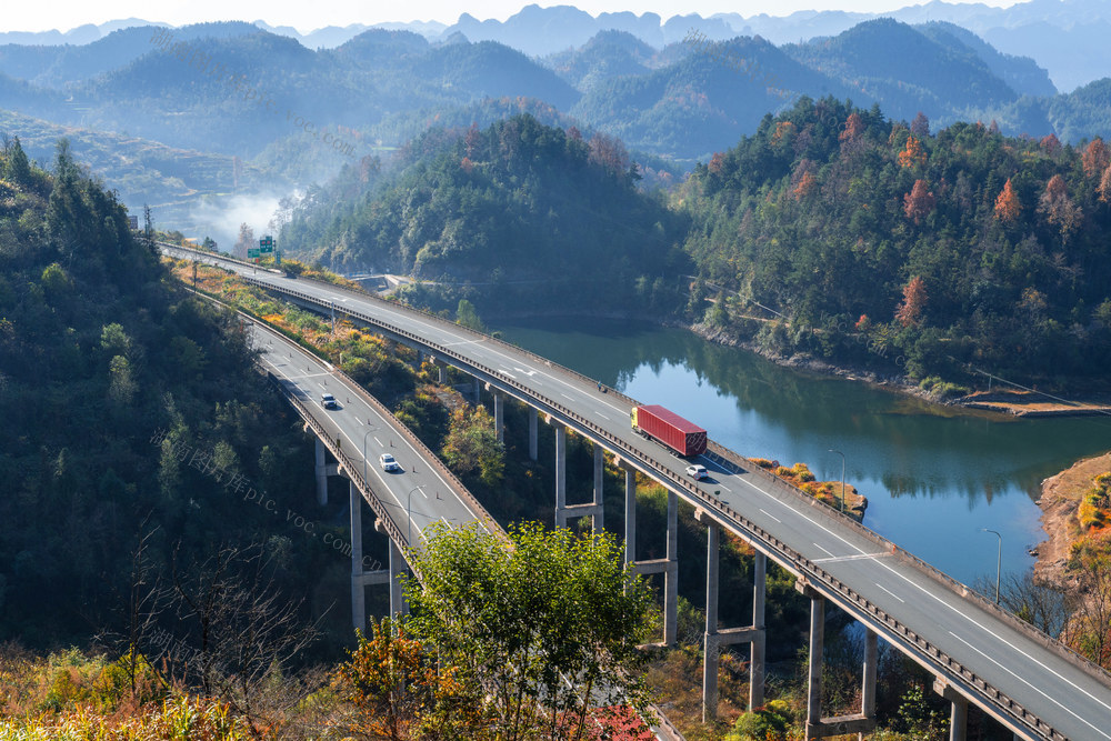 苗岭高速画中行