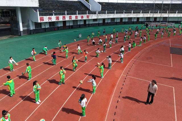 土家族 小学 阳光体育 学生 大课间  篮球操 课间操 增强 体质 丰富 文体 生活  快乐 身心