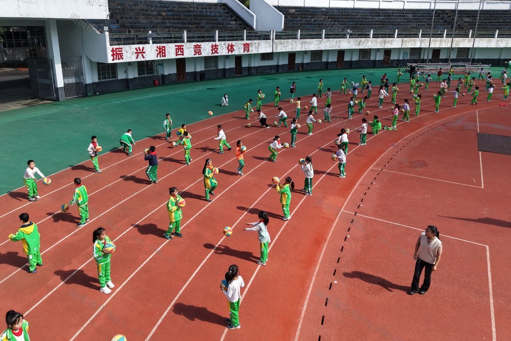 土家族 小学 阳光体育 学生 大课间  篮球操 课间操 增强 体质 丰富 文体 生活  快乐 身心