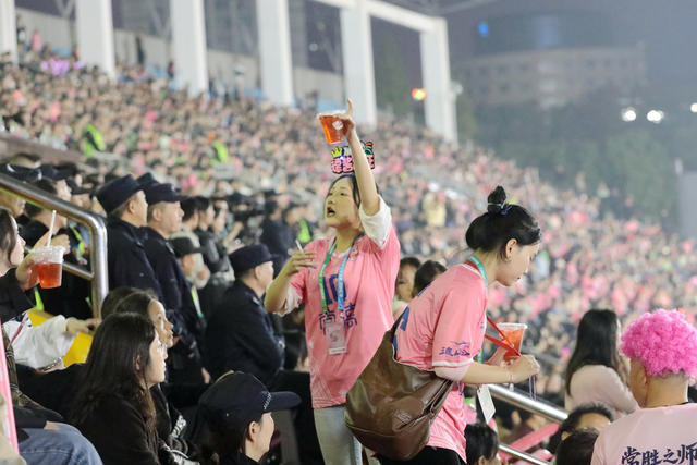湘超常德队 比赛现场 观众区，推销饮品
