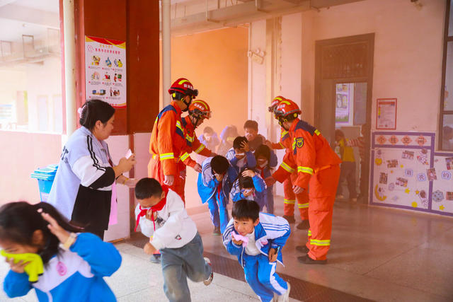 消防  演练  校园  消防日  宣传
