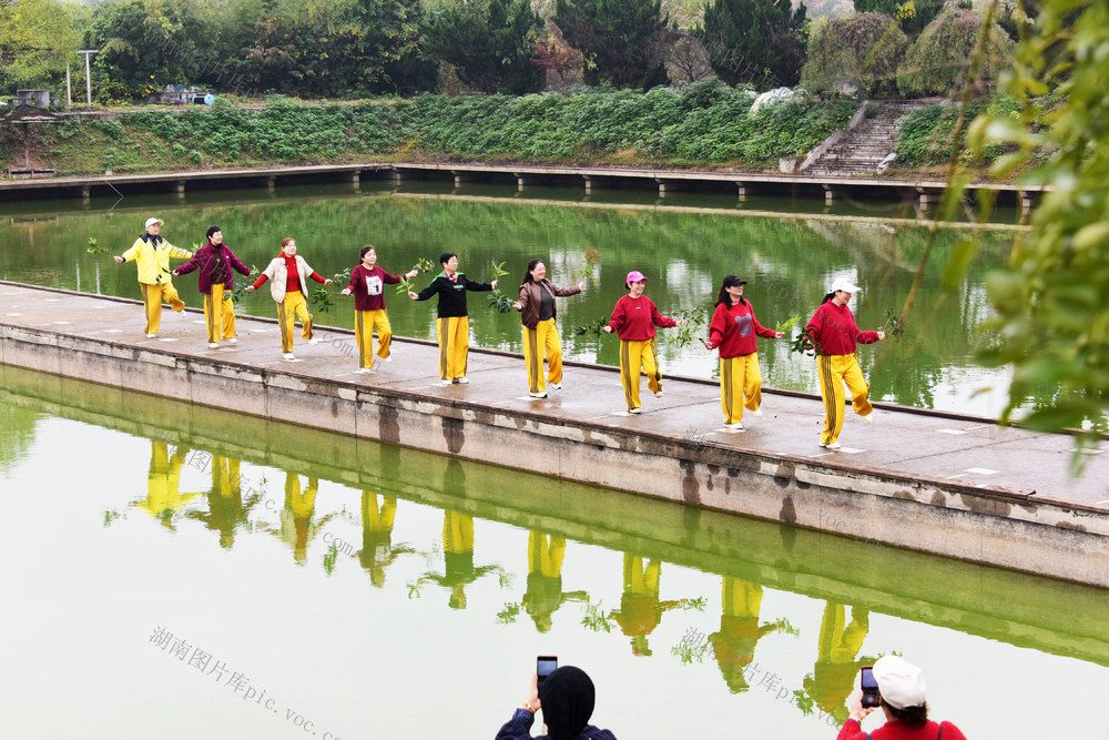 秋色  旅游  水库  跳舞