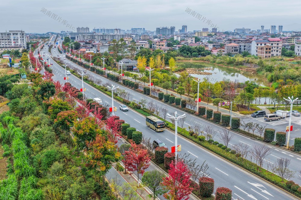 湖南道县：车在画中行