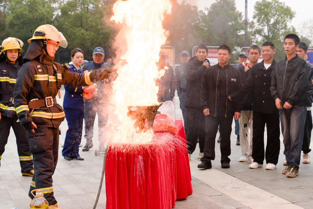 油锅起火 泼水 引发轰燃