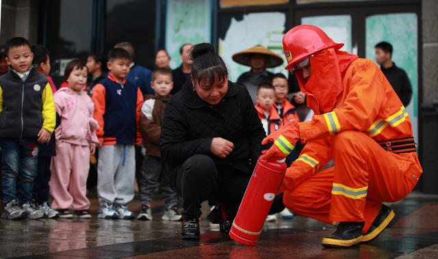 怀化一小区对儿童进行消防安全宣传