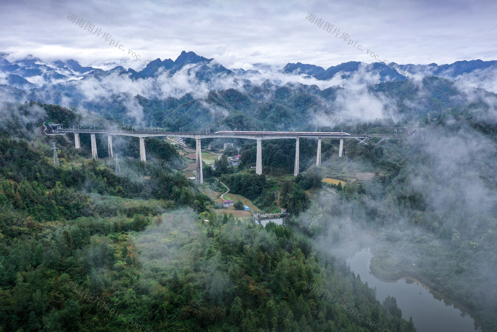 湖南，龙山，雨后，云雾，列车，水墨画