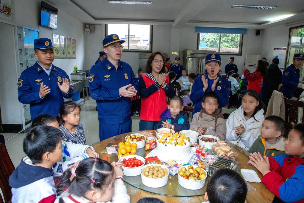 消防 生日会 困境儿童 事实孤儿