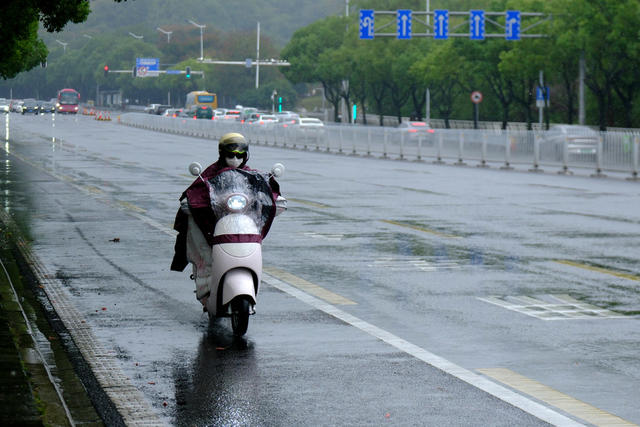 雨中出行  