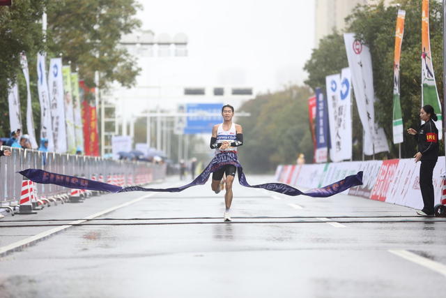 2025郴州马拉松    五岭广场  选手  林中之城  山水画卷  马拉松  体育竞技  湖南  郴州  