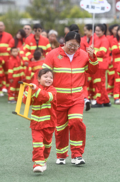 湖南道县：亲子互动学消防