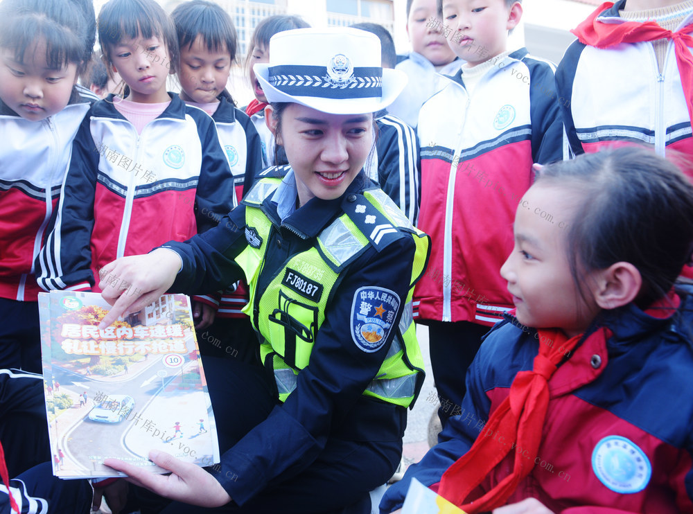 12月1日，嘉禾县博雅学校，民警正在给学生们宣讲交通安全知识。