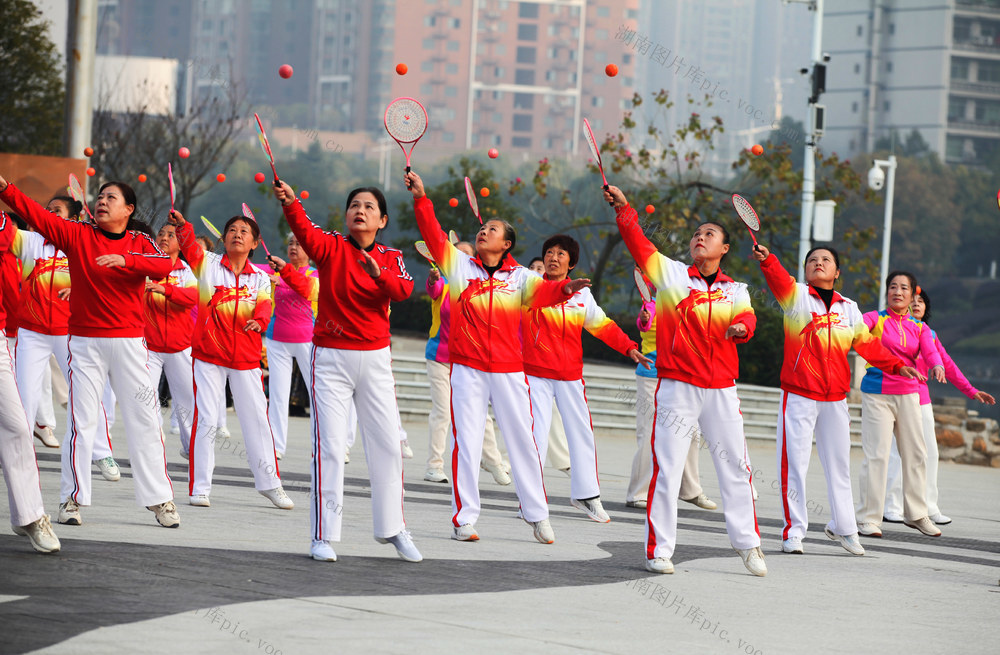  怀化百余健身队员亮相鹤鸣洲