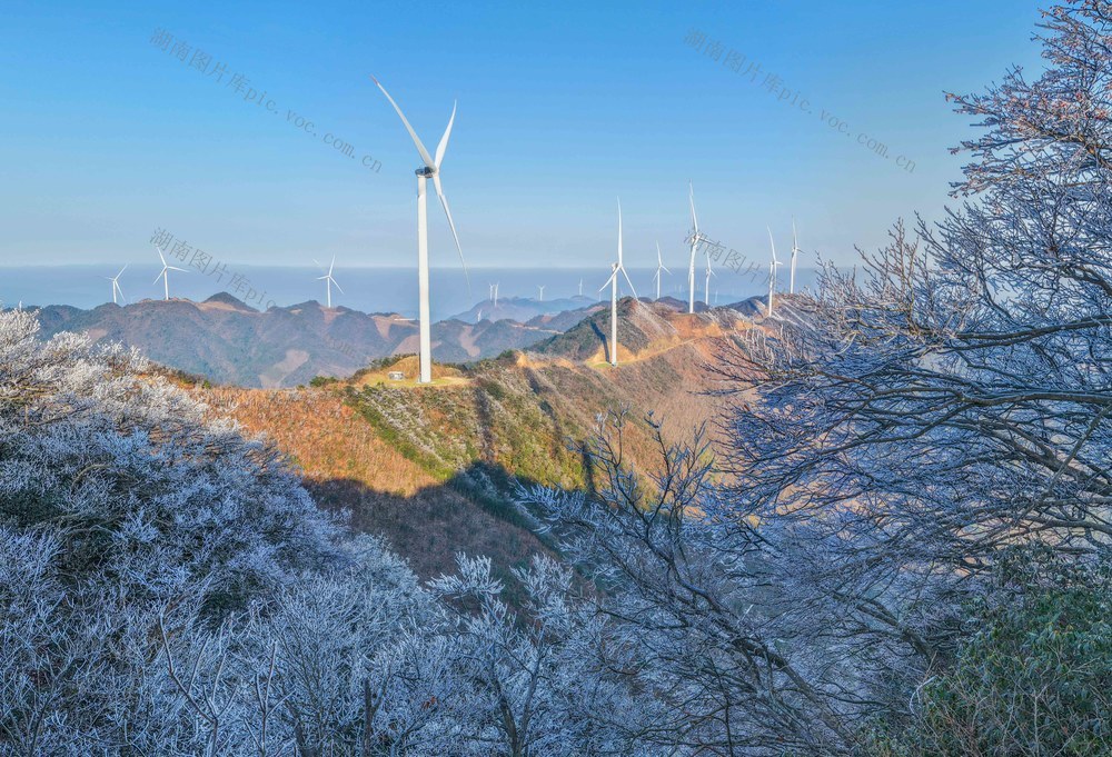 湖南永州：山巅风电如画卷