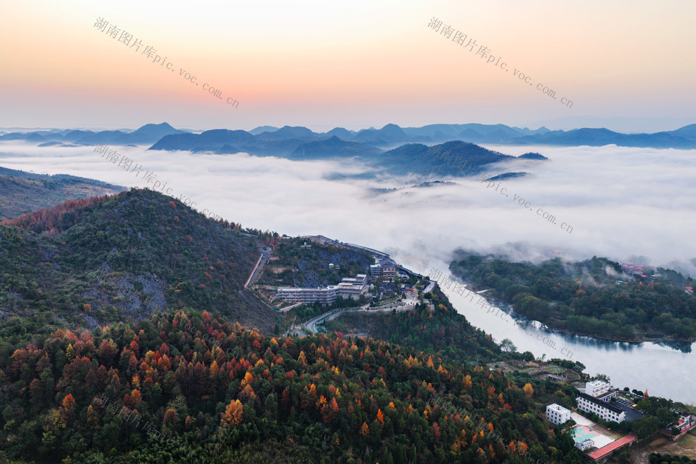 和美乡村  晨雾  水墨画卷
