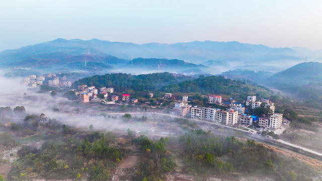 云雾  缭绕  水墨  山乡  画卷